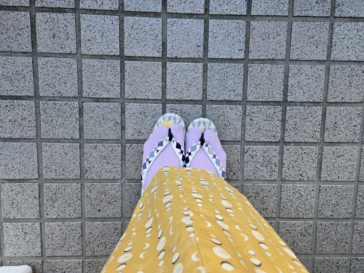 第3回！ミミズクヤ東京店in中目黒！！
初日お手伝いコーデは猫！
モフ帯｢ミケちゃん｣🥰猫合せの帯留めが月夜の黒猫っぽいので着物はお月様。ピアスも月に寄せて糸ボタンのまん丸を。バッグと髪飾りもモフみをだして☺️
そしてついに場数を踏み始めました👣(草履)

#まさよの着物2025 82
#まさよの着物