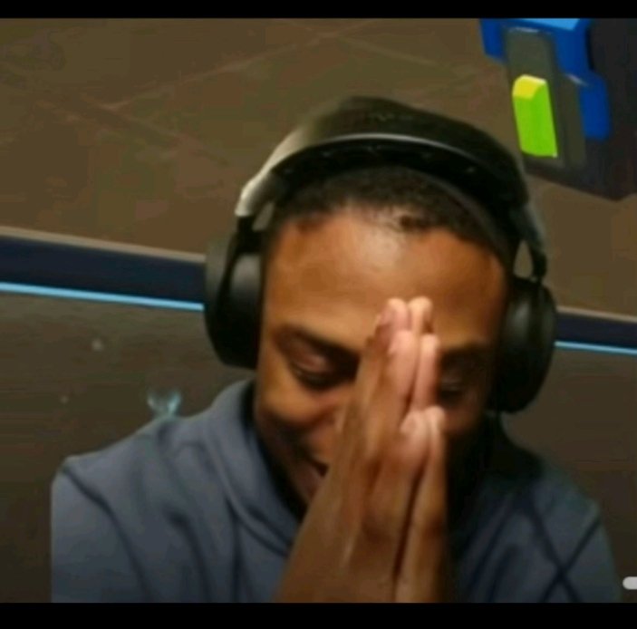 nobodydeyforyou's tweet image. Una see as everybody air me ba 🥲 
Make person no Sha put engagement shi for my tl 💔