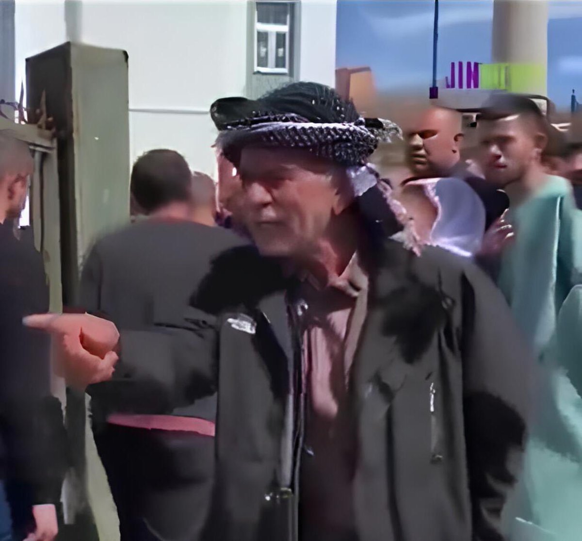 Kürtlük ve Kürdistan davasının gerçek sahipleri soğuk savaş döneminden kalan alışkanlıklarla sosyalizm güzellemesi yapan ya da teorik çözümleme yapan lafazanlar değil, 
“konuş sen nerelisin” diyenlerdir.
Lafazanların suyun başını tutması bir işe yaradıkları anlamına gelmez.