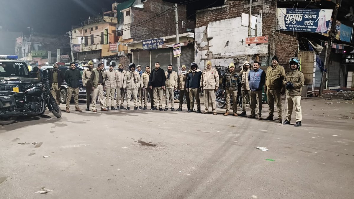 bahraichpolice's tweet image. #SPBahraich के निर्देशानुसार थाना रुपईडीहा पुलिस द्वारा रात्रि गस्त के दौरान रात्रि ड्यूटी में लगे पुलिस बल को चेक किया गया तथा ड्यूटी के समय विशेष सतर्कता बरतने हेतु निर्देशित किया गया।  
 #Uppolice 
#bahraichpolice