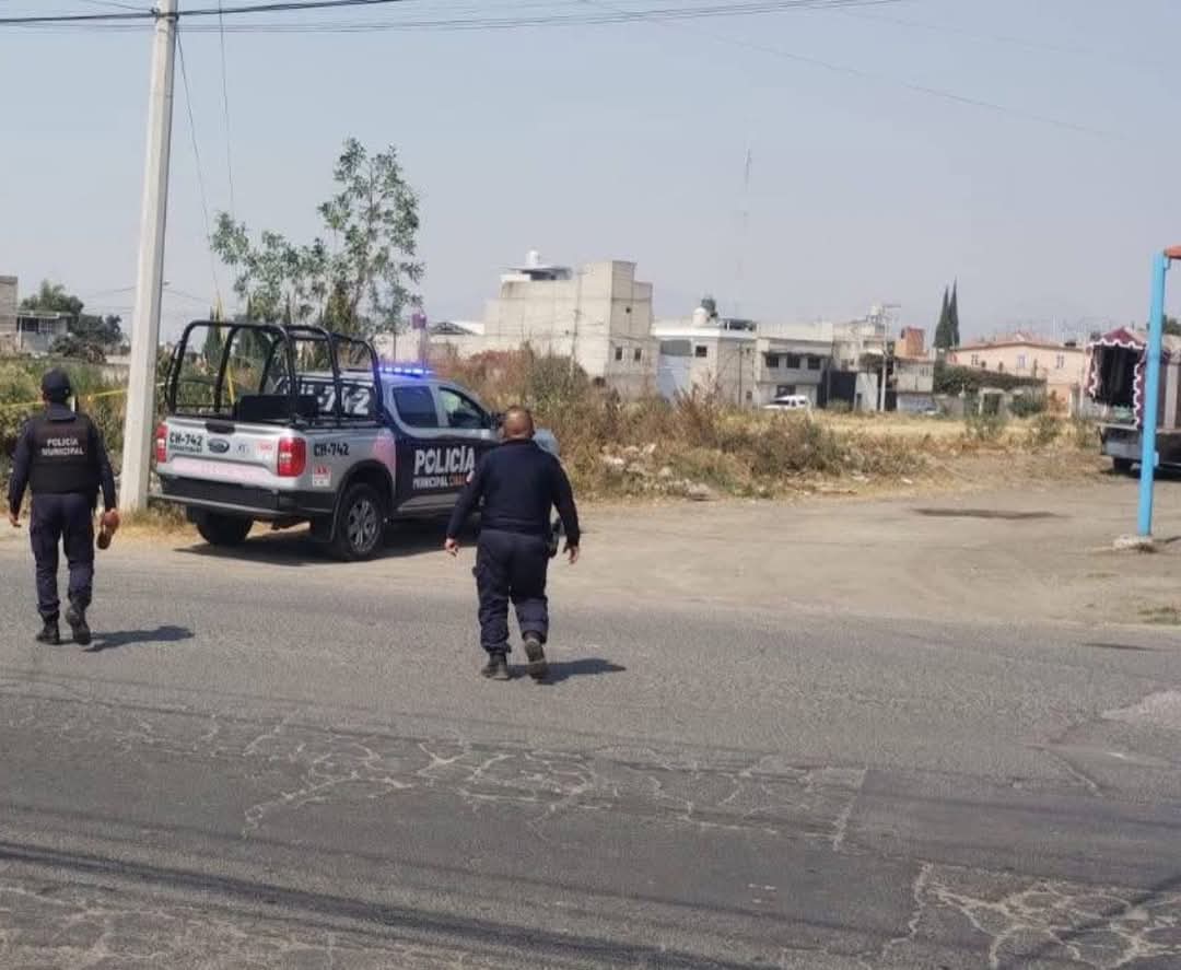 Hace unas horas fue encontrado sin vida un masculino en situación de calle, esto en la avenida José María Martínez esquina con Anitas en #Chalco, personas de alrededor dicen que tocaba la flauta en los semáforos y era conocido como "El Ermitaño"