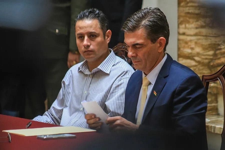 reddtvoficial's tweet photo. “Rodrigo Paz le ha mentido al país y no ha cerrado todavía el Ministerio de Justicia”
El vicepresidente #EdmandLara acusó este viernes al presidente @Rodrigo_PazP de haberle #mentido al país respecto al cierre del Ministerio de #Justicia. En un video publicado en TikTok, Lara señaló que la cartera sigue operando y que Jorge García continúa oficialmente como ministro, a pesar de los anuncios de Paz.
“Entonces, no se ha cerrado el Ministerio de Justicia. Rodrigo Paz le ha mentido al país y no ha cerrado todavía el Ministerio de Justicia”, enfatizó Lara, quien también cuestionó que García haya amenazado públicamente a un vicepresidente electo mientras permanecía en el cargo.
Lara concluyó que la permanencia de García contradice lo declarado por el presidente, lo que, a su juicio, evidencia la falta de transparencia de Paz ante la ciudadanía y profundiza la crisis política en torno al gabinete.