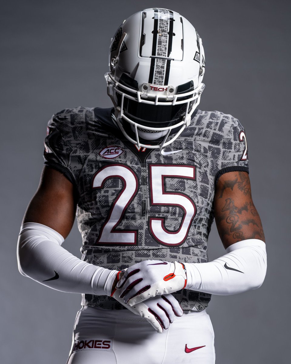 CfbSelect's tweet image. I will never not love schools incorporating their campus brick/stone into their uniforms. 

Need more of this.
