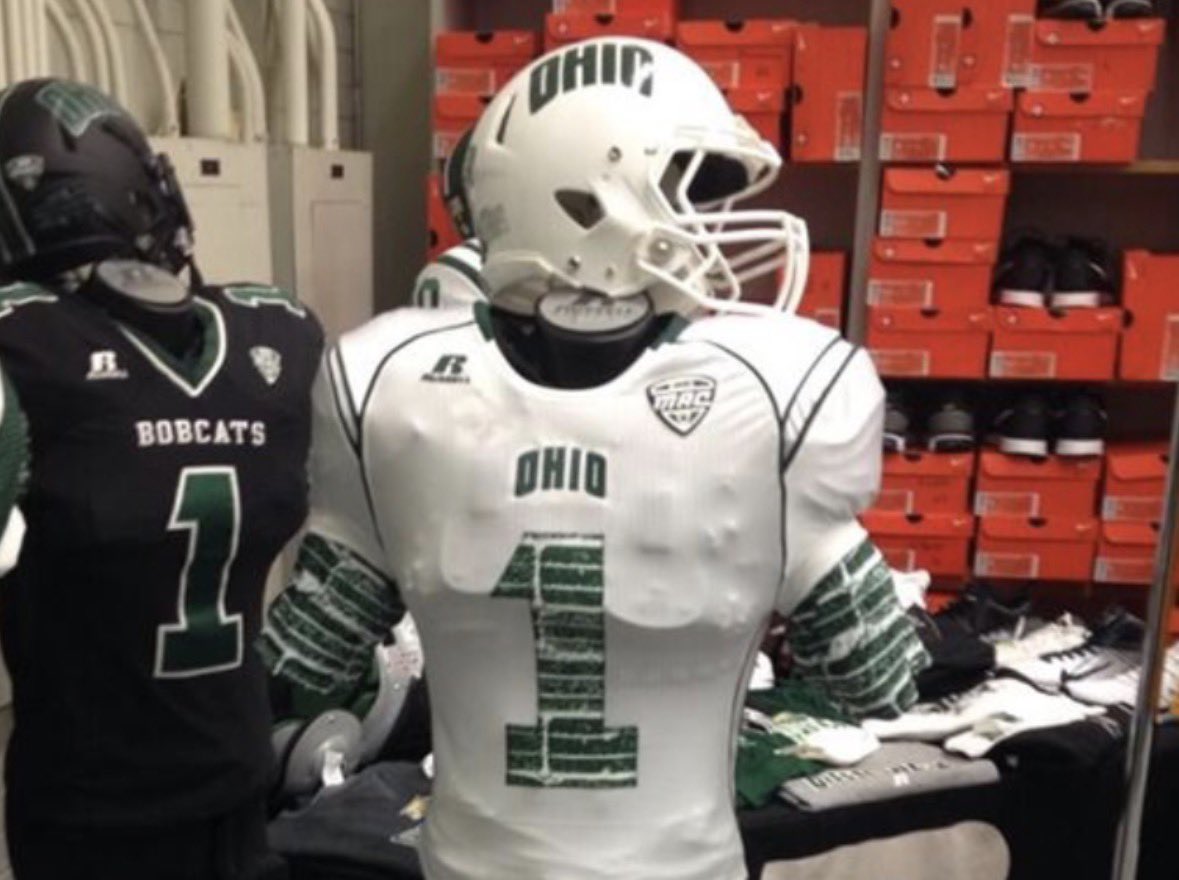 CfbSelect's tweet image. I will never not love schools incorporating their campus brick/stone into their uniforms. 

Need more of this.