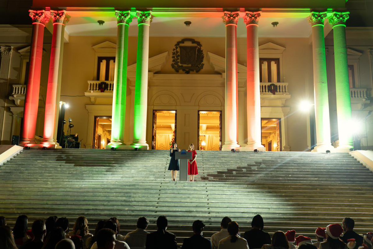 raquelarbaje's tweet image. Hoy damos la bienvenida a la Navidad encendiendo el árbol navideño y llenando de luces los jardines del @PalacioRD. Este es un momento que nos colma de esperanza y nos recuerda la belleza de compartir en familia, abrazarnos con más cariño y abrir el corazón al espíritu de esta…