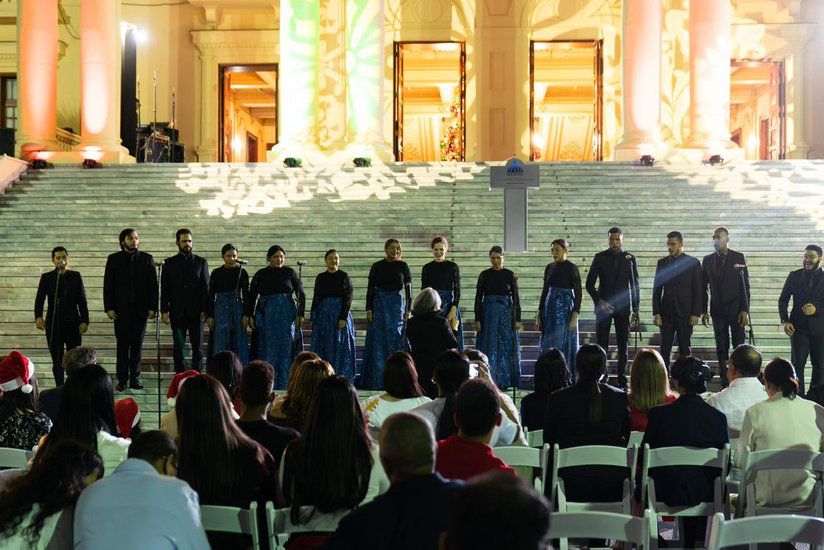 raquelarbaje's tweet image. Hoy damos la bienvenida a la Navidad encendiendo el árbol navideño y llenando de luces los jardines del @PalacioRD. Este es un momento que nos colma de esperanza y nos recuerda la belleza de compartir en familia, abrazarnos con más cariño y abrir el corazón al espíritu de esta…