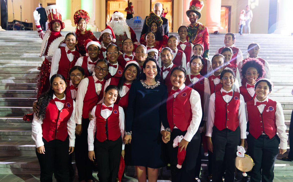 raquelarbaje's tweet image. Hoy damos la bienvenida a la Navidad encendiendo el árbol navideño y llenando de luces los jardines del @PalacioRD. Este es un momento que nos colma de esperanza y nos recuerda la belleza de compartir en familia, abrazarnos con más cariño y abrir el corazón al espíritu de esta…