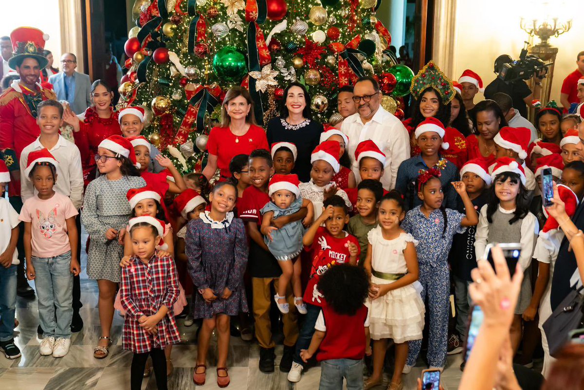 raquelarbaje's tweet image. Hoy damos la bienvenida a la Navidad encendiendo el árbol navideño y llenando de luces los jardines del @PalacioRD. Este es un momento que nos colma de esperanza y nos recuerda la belleza de compartir en familia, abrazarnos con más cariño y abrir el corazón al espíritu de esta…