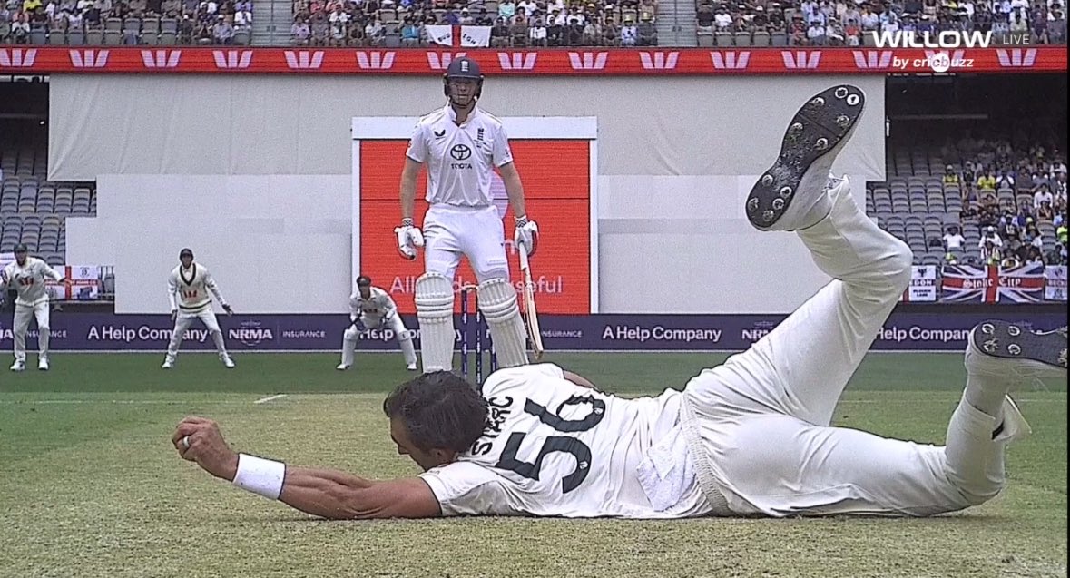 Jomboy_'s tweet image. Crawley just standing there frozen. Taking in the horror