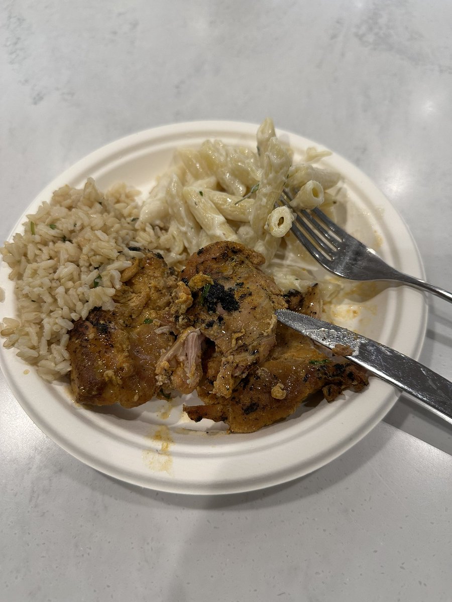 GordonGekko420's tweet image. SFO @AmericanExpress lounge has paper plates. Recession indicator?