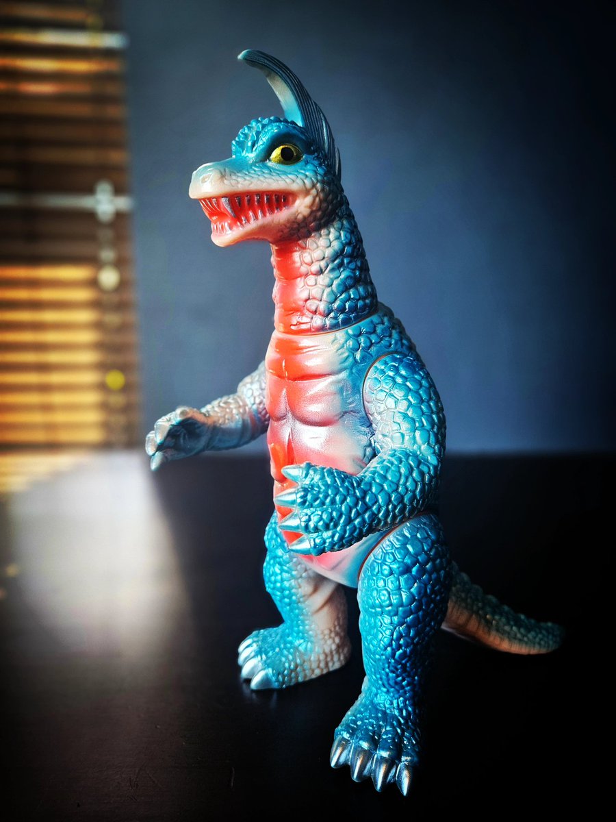 ガバッと出てきました！ 手にもおえないあばれ者 アーストロンでござい