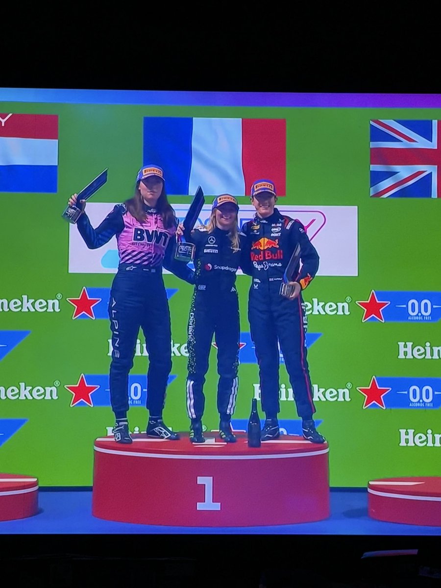 f1withjulian's tweet image. doraine telling them to come on top for a picture 🥺

#f1a #formula1academy #womeninmotorsports