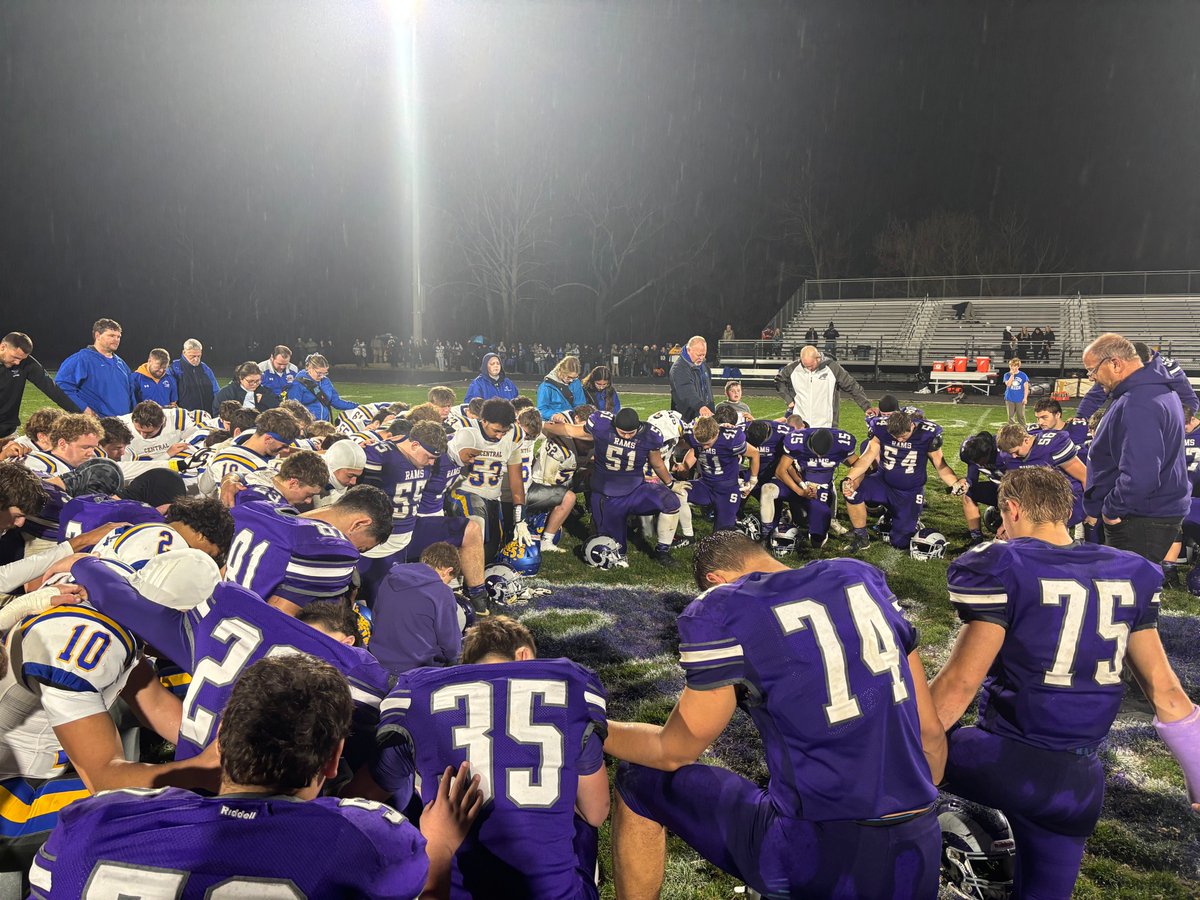 A great display of sportsmanship between county rivals Strasburg and Central tonight after the Region 2B Semifinals coming together at midfield for fellowship and prayer! <a href="/VHSL_/">VHSL Athletics</a> <a href="/ShenCoVASchools/">ShenCo VA Public Sch</a>
