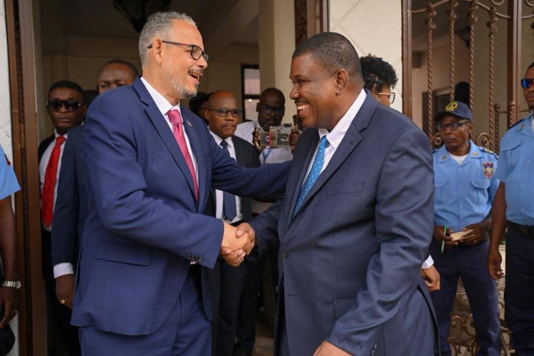 Le responsable du <a href="/RnddhAyiti/">RNDDH Ayiti</a>, Pierre Espérance, a reproché le 21 novembre au <a href="/cep_haiti/">CEP HAITI</a>, dirigé par le journaliste Jacques Desrosiers d’avoir transmis le projet de décret électoral au gouvernement de façon opaque, sans débat ni prise en compte des recommandations recueillies. Il