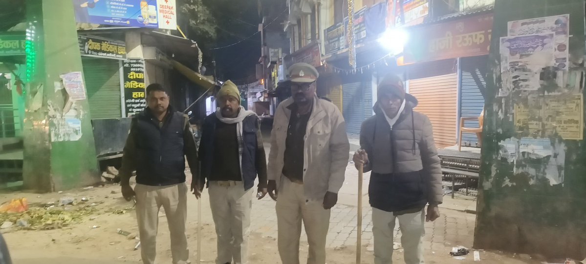 bahraichpolice's tweet image. #SPBahraich के निर्देशानुसार थाना नानपारा पुलिस द्वारा रात्रि गस्त के दौरान रात्रि ड्यूटी में लगे पुलिस बल को चेक किया गया तथा ड्यूटी के समय विशेष सतर्कता बरतने हेतु निर्देशित किया गया।  
 #Uppolice 
#bahraichpolice