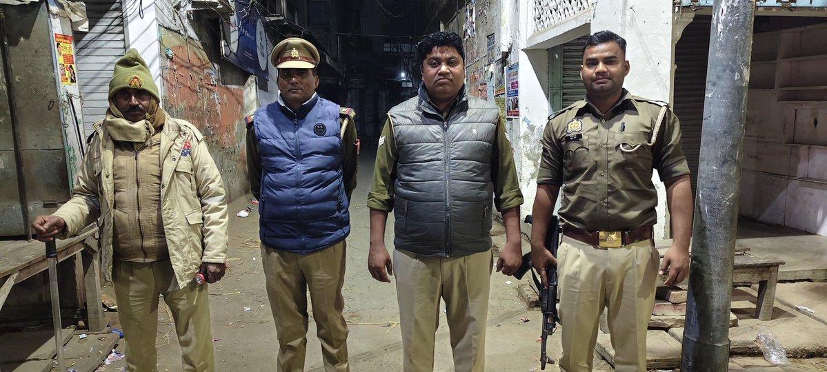 bahraichpolice's tweet image. #SPBahraich के निर्देशानुसार थाना नानपारा पुलिस द्वारा रात्रि गस्त के दौरान रात्रि ड्यूटी में लगे पुलिस बल को चेक किया गया तथा ड्यूटी के समय विशेष सतर्कता बरतने हेतु निर्देशित किया गया।  
 #Uppolice 
#bahraichpolice