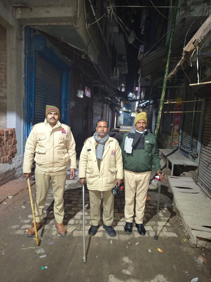 bahraichpolice's tweet image. #SPBahraich के निर्देशानुसार चौकी प्रभारी  जरवल कस्बा पुलिस द्वारा रात्रि गस्त के दौरान रात्रि ड्यूटी में लगे पुलिस बल को चेक किया गया तथा ड्यूटी के समय विशेष सतर्कता बरतने हेतु निर्देशित किया गया।  
 #Uppolice 
#bahraichpolice