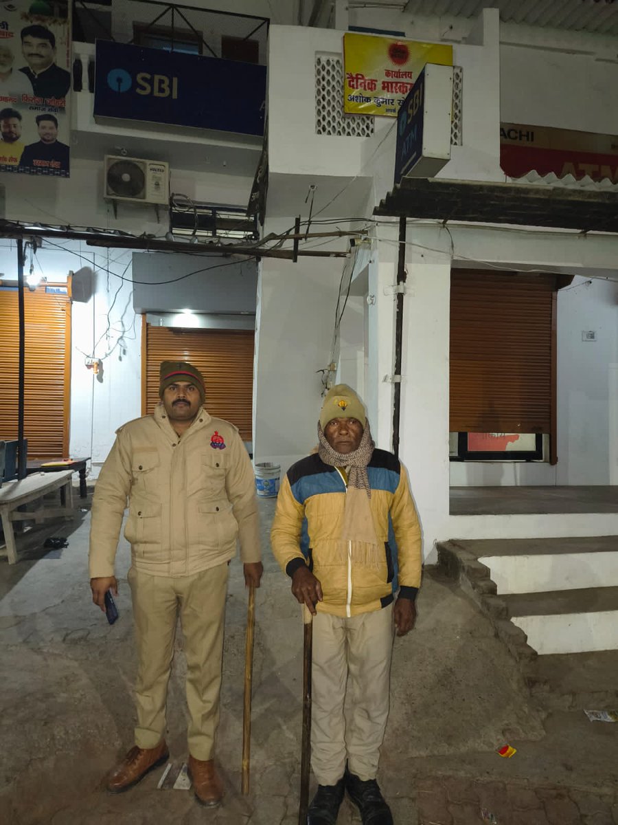 bahraichpolice's tweet image. #SPBahraich के निर्देशानुसार चौकी प्रभारी  जरवल कस्बा पुलिस द्वारा रात्रि गस्त के दौरान रात्रि ड्यूटी में लगे पुलिस बल को चेक किया गया तथा ड्यूटी के समय विशेष सतर्कता बरतने हेतु निर्देशित किया गया।  
 #Uppolice 
#bahraichpolice