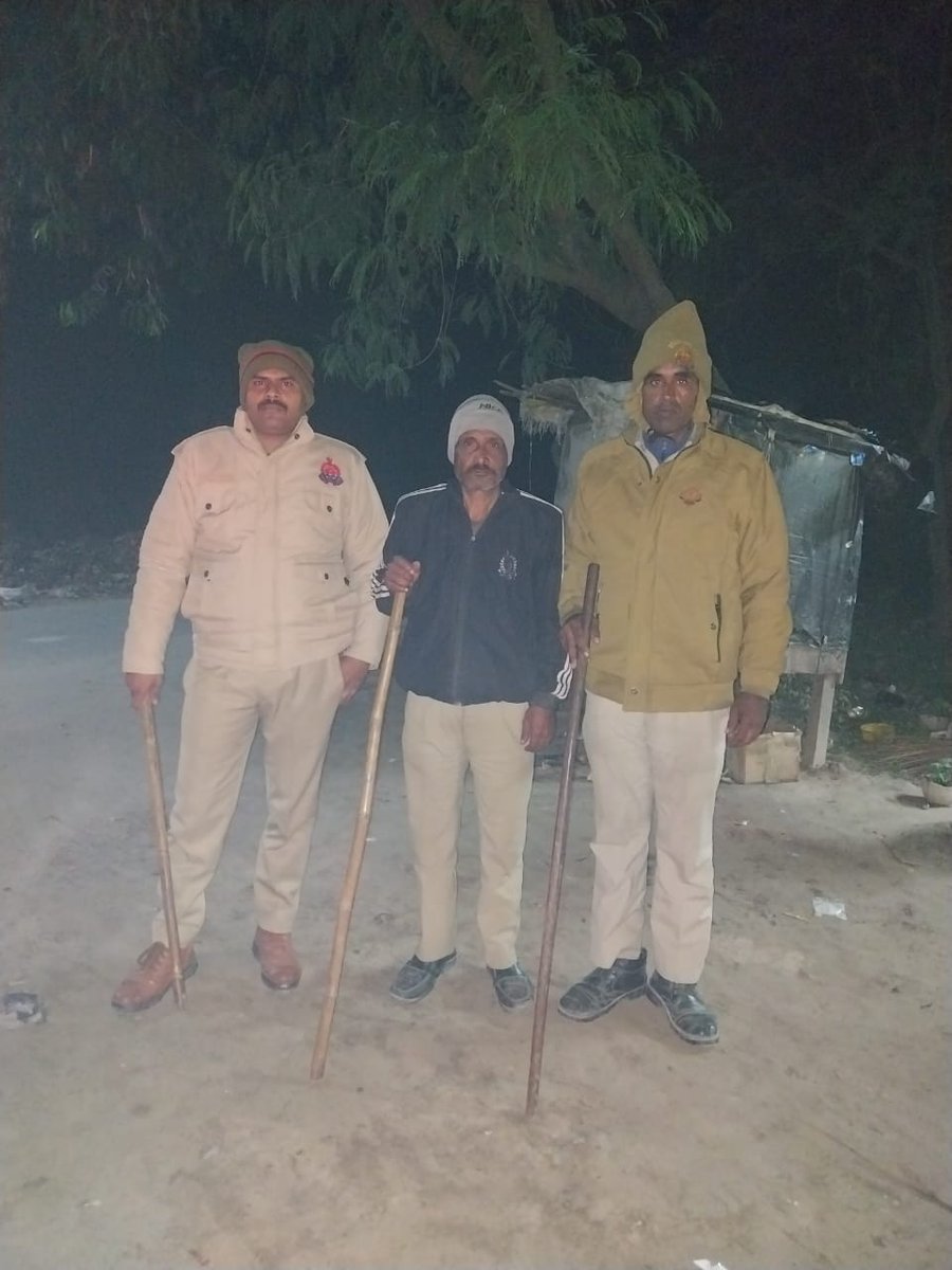 bahraichpolice's tweet image. #SPBahraich के निर्देशानुसार चौकी प्रभारी  जरवल कस्बा पुलिस द्वारा रात्रि गस्त के दौरान रात्रि ड्यूटी में लगे पुलिस बल को चेक किया गया तथा ड्यूटी के समय विशेष सतर्कता बरतने हेतु निर्देशित किया गया।  
 #Uppolice 
#bahraichpolice