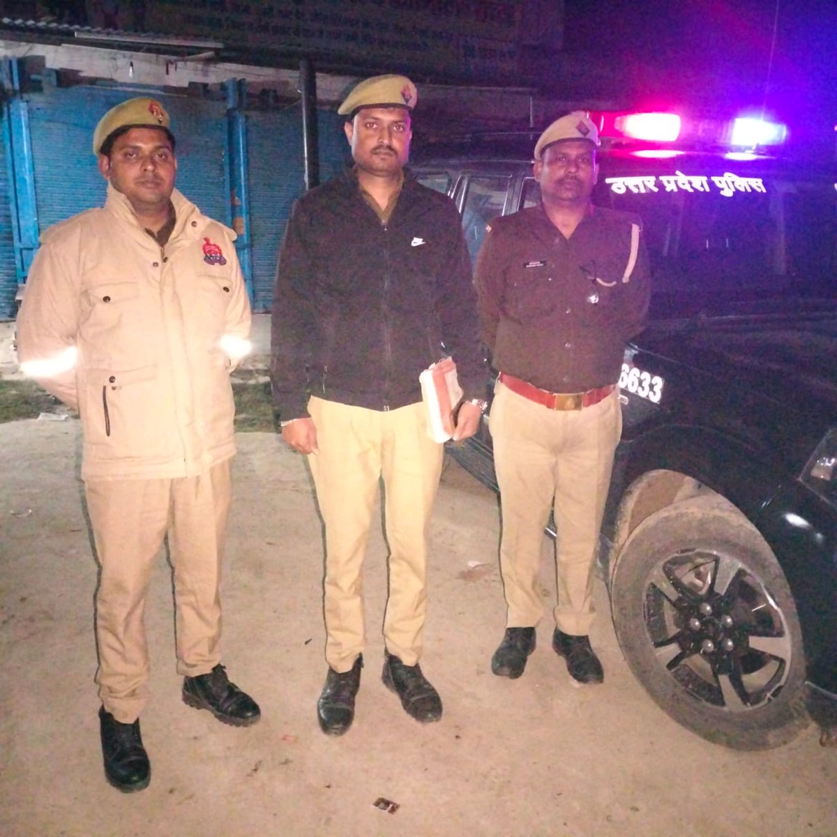 bahraichpolice's tweet image. #SPBahraich के निर्देशानुसार थाना हुजूरपुर पुलिस द्वारा रात्रि गस्त के दौरान रात्रि ड्यूटी में लगे पुलिस बल को चेक किया गया तथा ड्यूटी के समय विशेष सतर्कता बरतने हेतु निर्देशित किया गया।  
 #Uppolice 
#bahraichpolice