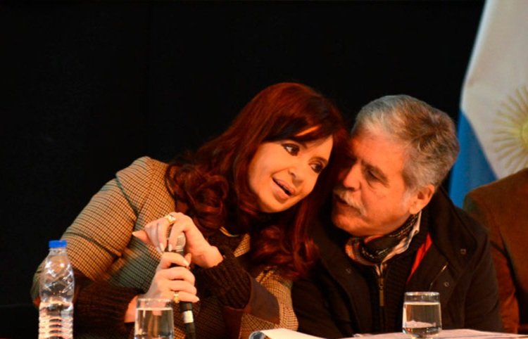 jmartinianoduar's tweet image. Dato mata relato
Cuando vemos la cantidad enorme de propiedades, automóviles y bienes de todo tipo que tienen Cristina, sus hijos, De Vido, Lázaro y toda la banda, Uno se pregunta: ¿cómo es posible que todavía haya gente que los defiende y hasta es capaz de votarlos?