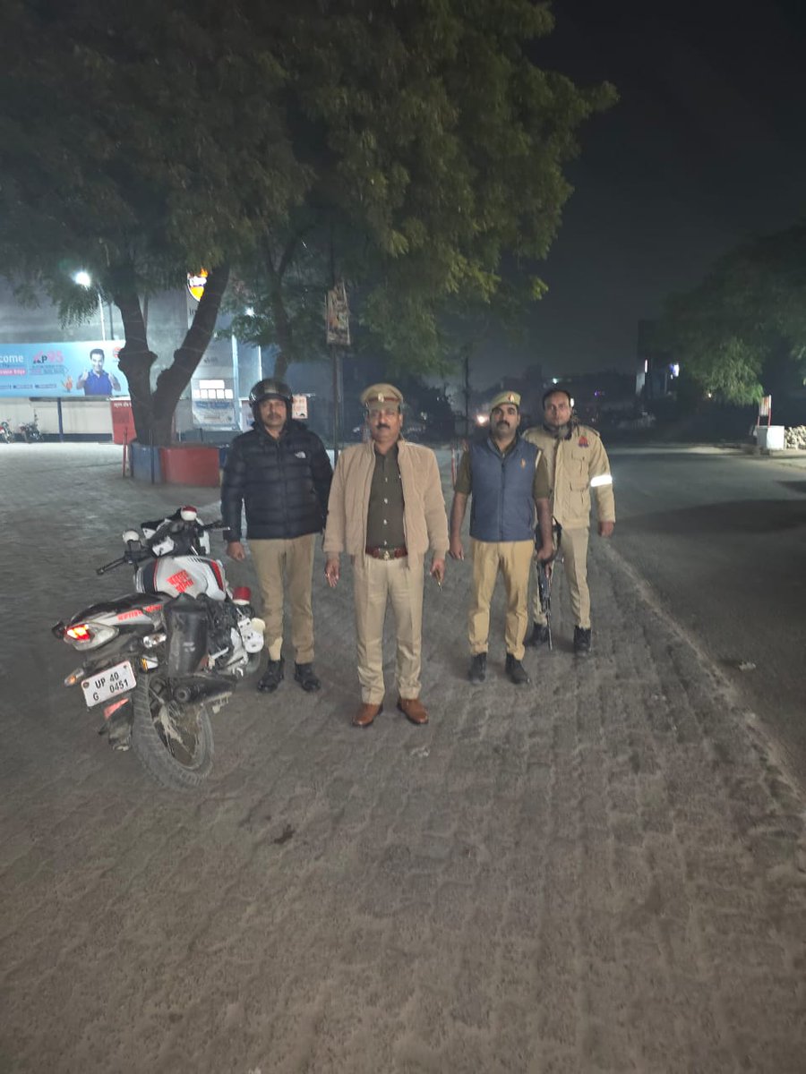 bahraichpolice's tweet image. #SPBahraich के निर्देशानुसार थाना कोतवाली देहात पुलिस द्वारा रात्रि गस्त के दौरान रात्रि ड्यूटी में लगे पुलिस बल को चेक किया गया तथा ड्यूटी के समय विशेष सतर्कता बरतने हेतु निर्देशित किया गया।  
 #Uppolice 
#bahraichpolice