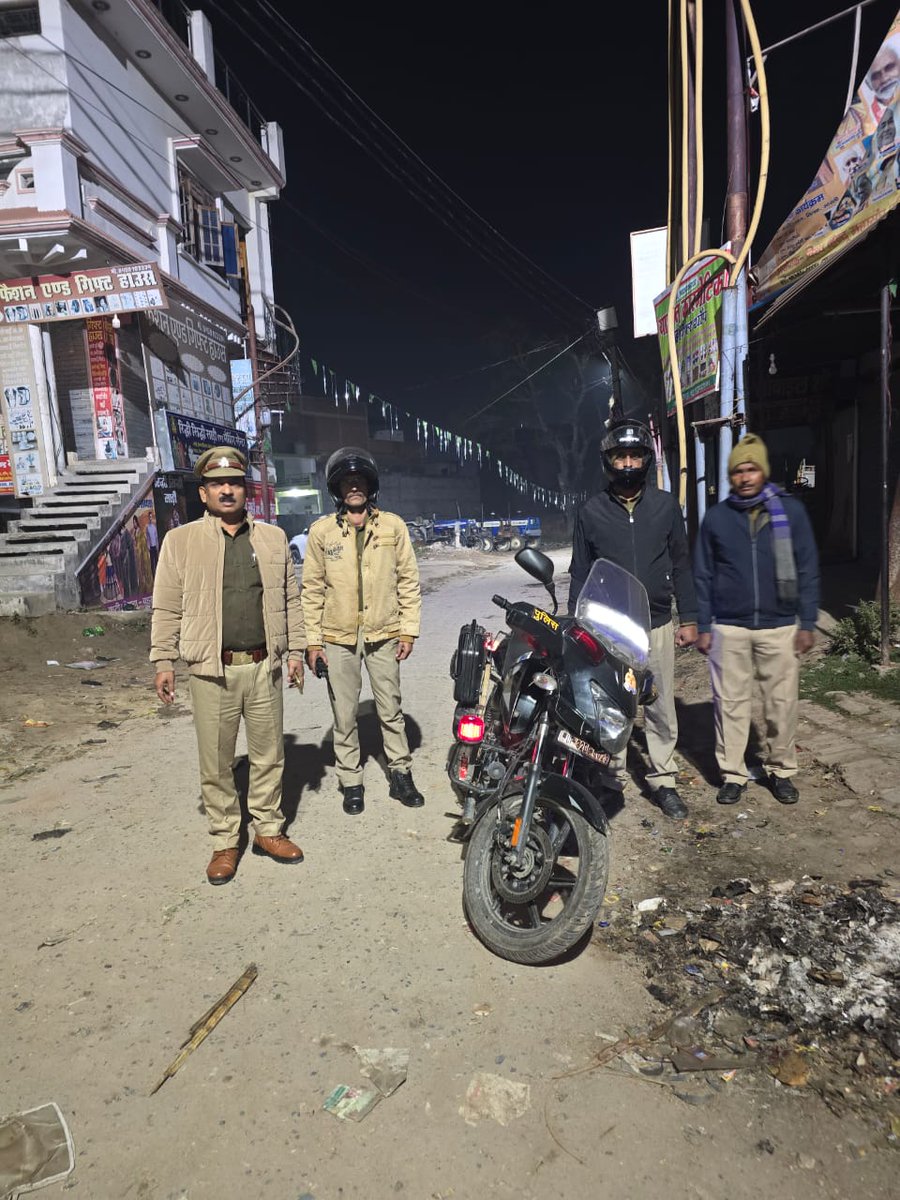 bahraichpolice's tweet image. #SPBahraich के निर्देशानुसार थाना कोतवाली देहात पुलिस द्वारा रात्रि गस्त के दौरान रात्रि ड्यूटी में लगे पुलिस बल को चेक किया गया तथा ड्यूटी के समय विशेष सतर्कता बरतने हेतु निर्देशित किया गया।  
 #Uppolice 
#bahraichpolice