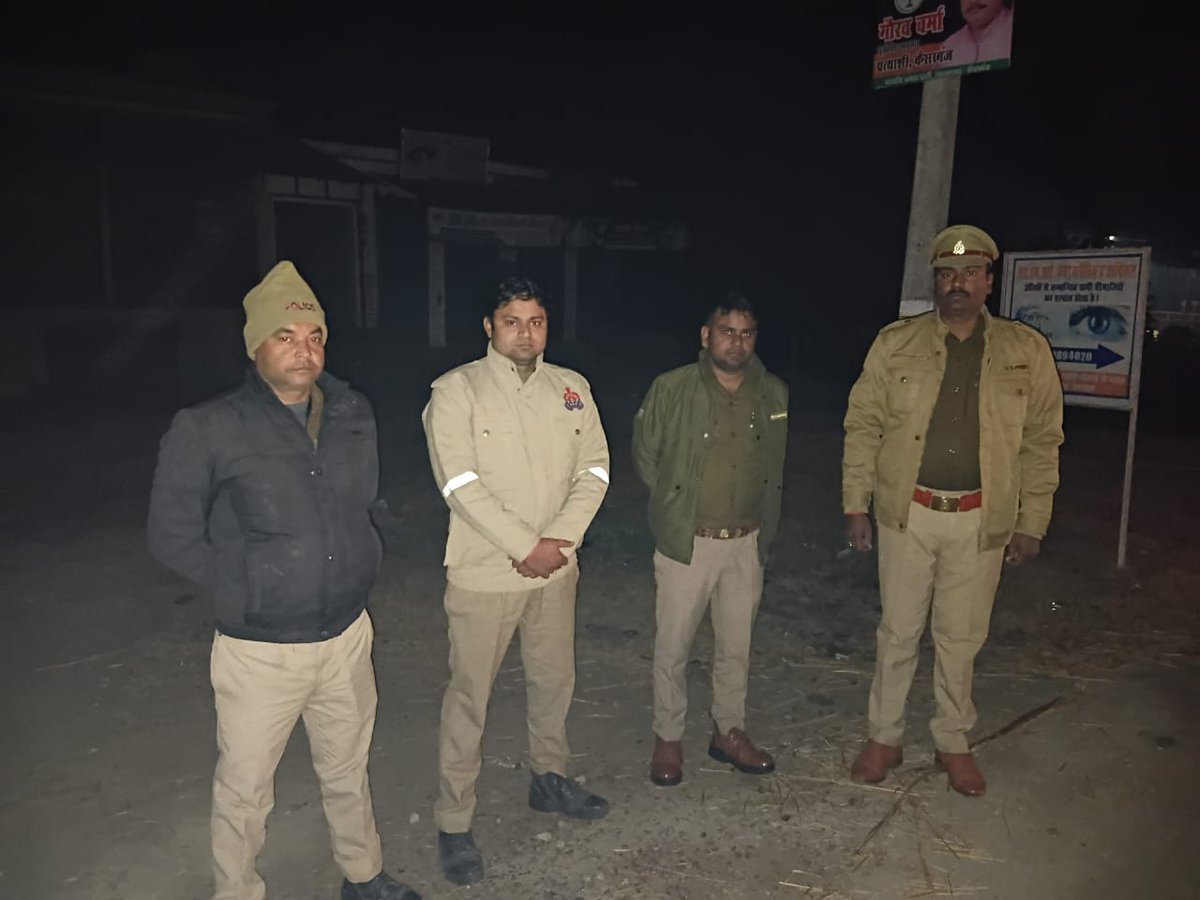 bahraichpolice's tweet image. #SPBahraich के निर्देशानुसार थाना फखरपुर पुलिस द्वारा रात्रि गस्त के दौरान रात्रि ड्यूटी में लगे पुलिस बल को चेक किया गया तथा ड्यूटी के समय विशेष सतर्कता बरतने हेतु निर्देशित किया गया।  
 #Uppolice 
#bahraichpolice