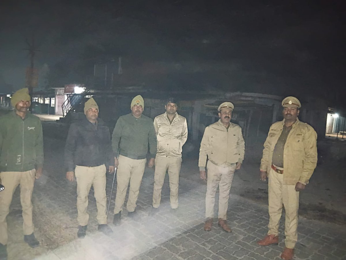 bahraichpolice's tweet image. #SPBahraich के निर्देशानुसार थाना फखरपुर पुलिस द्वारा रात्रि गस्त के दौरान रात्रि ड्यूटी में लगे पुलिस बल को चेक किया गया तथा ड्यूटी के समय विशेष सतर्कता बरतने हेतु निर्देशित किया गया।  
 #Uppolice 
#bahraichpolice