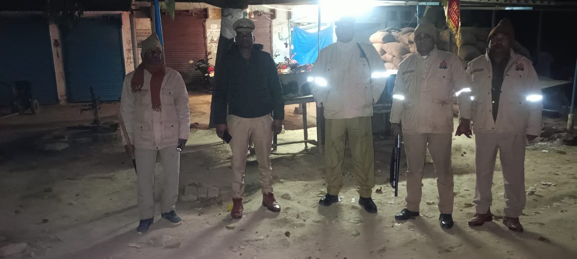 bahraichpolice's tweet image. #SPBahraich के निर्देशानुसार थाना फखरपुर पुलिस द्वारा रात्रि गस्त के दौरान रात्रि ड्यूटी में लगे पुलिस बल को चेक किया गया तथा ड्यूटी के समय विशेष सतर्कता बरतने हेतु निर्देशित किया गया।  
 #Uppolice 
#bahraichpolice