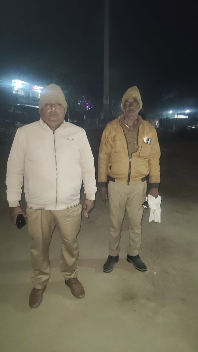 bahraichpolice's tweet image. #SPBahraich के निर्देशानुसार थाना रिसिया पुलिस द्वारा रात्रि गस्त के दौरान रात्रि ड्यूटी में लगे पुलिस बल को चेक किया गया तथा ड्यूटी के समय विशेष सतर्कता बरतने हेतु निर्देशित किया गया।  
 #Uppolice 
#bahraichpolice