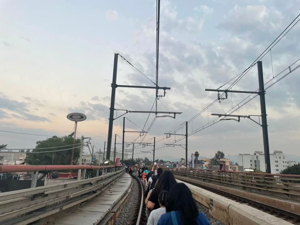 Gracias a la Inversión Histórica en el #MetroCDMX, que fue iniciada por la presidenta <a href="/Claudiashein/">Claudia Sheinbaum Pardo</a> y continuada por la jefa de gobierno <a href="/ClaraBrugadaM/">Clara Brugada Molina</a>, la Línea 12 ahora ofrece las "Caminatas del Bienestar" a través de sus vías elevadas👌

#CapitalDeLaTransformación