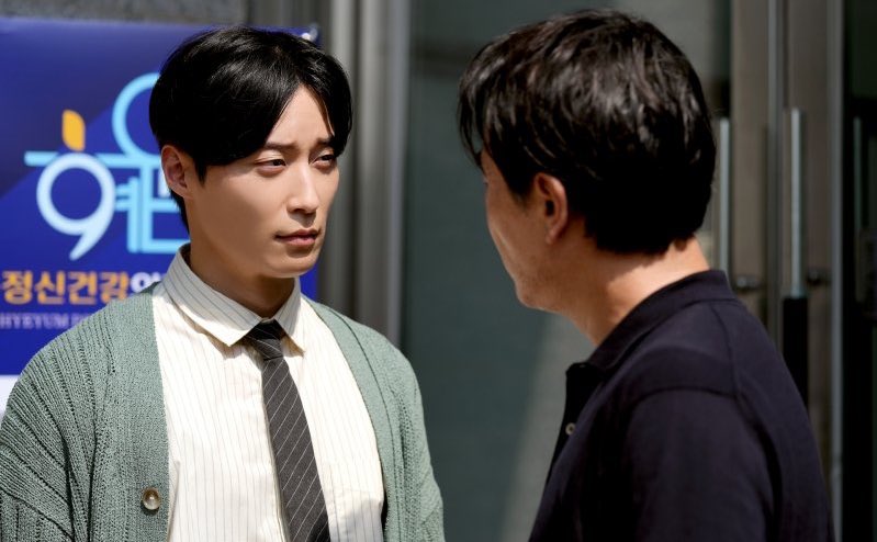 공실에서 대화하는 김낙수와 허남준