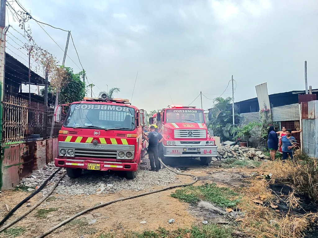 BomberosDuran's tweet photo. 🚒 #BomberosDeDurán respondió de inmediato a una quema de maleza en la Coop. Nuevos Horizontes, cerca de La Zanja. Las unidades U-4, MB U-4 y T-1 controlaron la vegetación afectada (70 m). Con apoyo de PP.NN se aseguró el perímetro.
#SiempreListos #ChonilloEc https://t.co/r1VTHSqQ2d