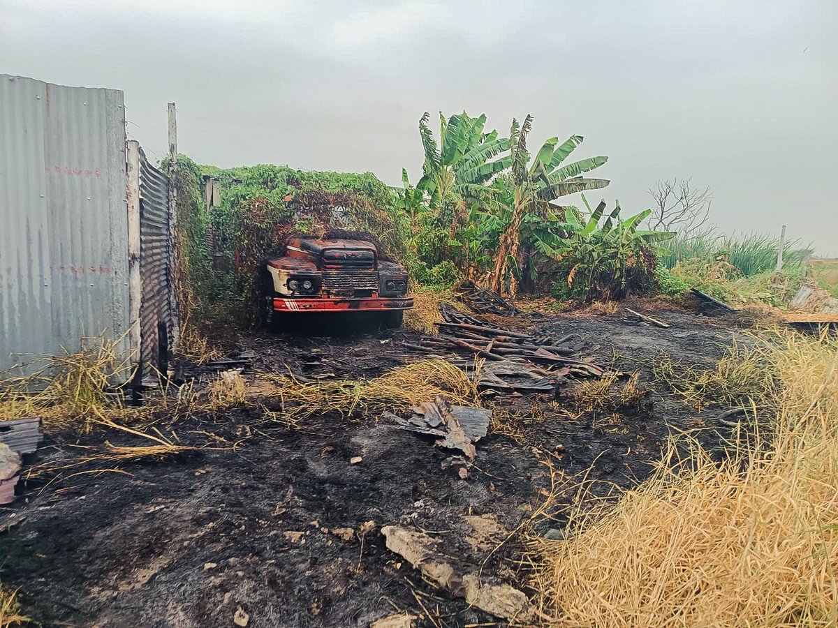 BomberosDuran's tweet photo. 🚒 #BomberosDeDurán respondió de inmediato a una quema de maleza en la Coop. Nuevos Horizontes, cerca de La Zanja. Las unidades U-4, MB U-4 y T-1 controlaron la vegetación afectada (70 m). Con apoyo de PP.NN se aseguró el perímetro.
#SiempreListos #ChonilloEc https://t.co/r1VTHSqQ2d