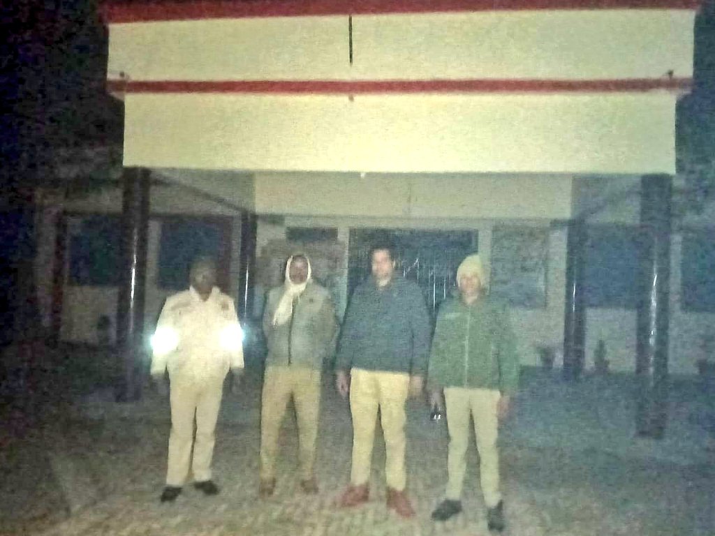 bahraichpolice's tweet image. #SPBahraich के निर्देशानुसार थाना हरदी पुलिस द्वारा रात्रि गस्त के दौरान रात्रि ड्यूटी में लगे पुलिस बल को चेक किया गया तथा ड्यूटी के समय विशेष सतर्कता बरतने हेतु निर्देशित किया गया।  
 #Uppolice 
#bahraichpolice