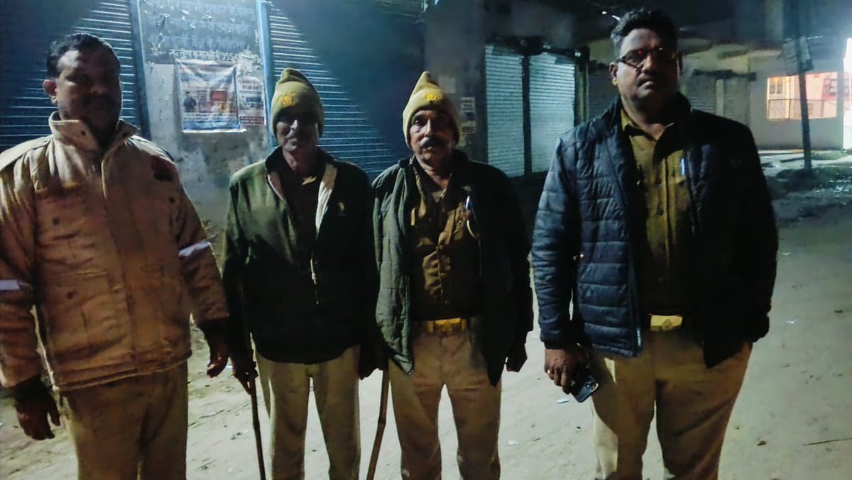 bahraichpolice's tweet image. #SPBahraich के निर्देशानुसार थाना हरदी पुलिस द्वारा रात्रि गस्त के दौरान रात्रि ड्यूटी में लगे पुलिस बल को चेक किया गया तथा ड्यूटी के समय विशेष सतर्कता बरतने हेतु निर्देशित किया गया।  
 #Uppolice 
#bahraichpolice