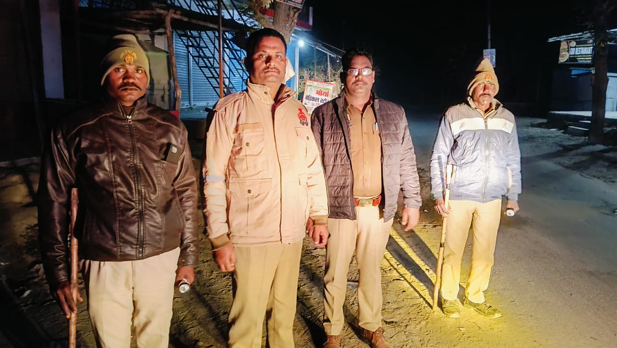 bahraichpolice's tweet image. #SPBahraich के निर्देशानुसार थाना मूर्तिहा पुलिस द्वारा रात्रि गस्त के दौरान रात्रि ड्यूटी में लगे पुलिस बल को चेक किया गया तथा ड्यूटी के समय विशेष सतर्कता बरतने हेतु निर्देशित किया गया।  
 #Uppolice 
#bahraichpolice
