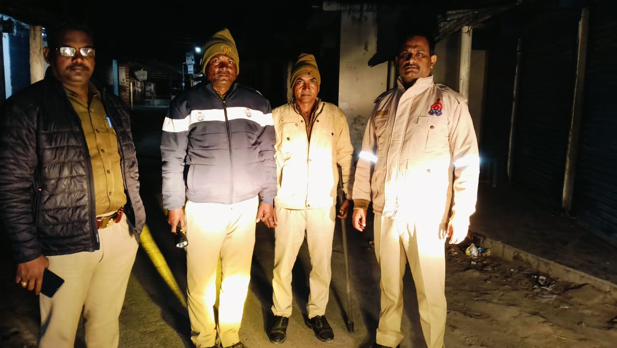 bahraichpolice's tweet image. #SPBahraich के निर्देशानुसार थाना मूर्तिहा पुलिस द्वारा रात्रि गस्त के दौरान रात्रि ड्यूटी में लगे पुलिस बल को चेक किया गया तथा ड्यूटी के समय विशेष सतर्कता बरतने हेतु निर्देशित किया गया।  
 #Uppolice 
#bahraichpolice