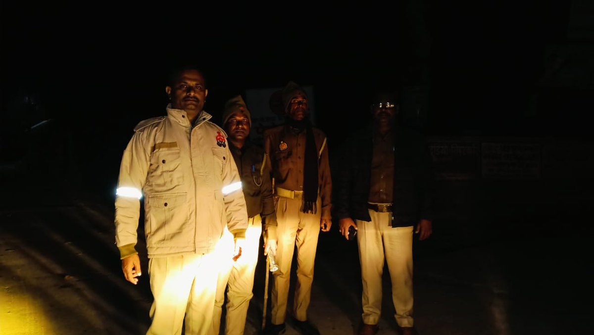 bahraichpolice's tweet image. #SPBahraich के निर्देशानुसार थाना मूर्तिहा पुलिस द्वारा रात्रि गस्त के दौरान रात्रि ड्यूटी में लगे पुलिस बल को चेक किया गया तथा ड्यूटी के समय विशेष सतर्कता बरतने हेतु निर्देशित किया गया।  
 #Uppolice 
#bahraichpolice