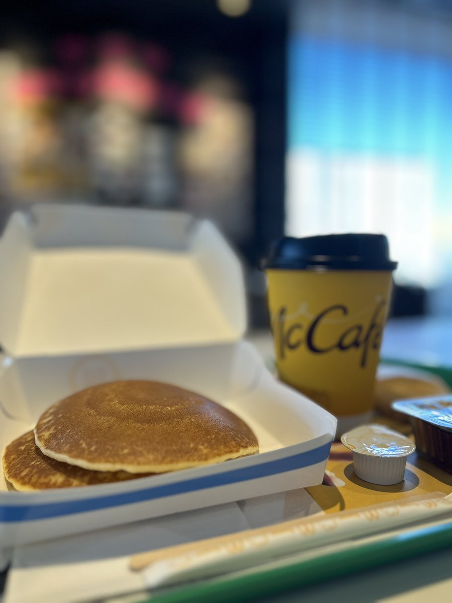 moonstone6497's tweet photo. 久しぶりに朝マックのパンケーキ🤭
今日、実は仕事、午前休みにしちゃいました😅
なんか、朝マックって、会社サボリとか、学校サボリとか、そんな思い出がある。
みんなは会社や学校行ってるのに、私は・・みたいな背徳感と優越感が入り混じった妙な感情になるのが好き☺️ https://t.co/IpOA8xfAvz