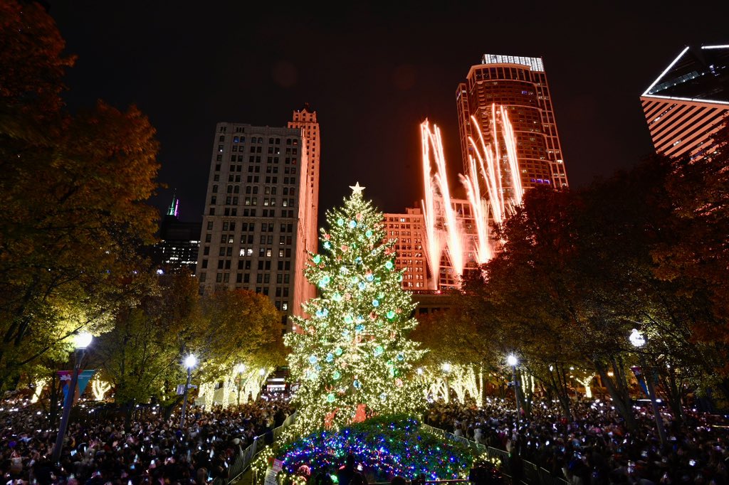 TylerLaRiviere's tweet image. Chicago’s Christmas Tree is now lit.