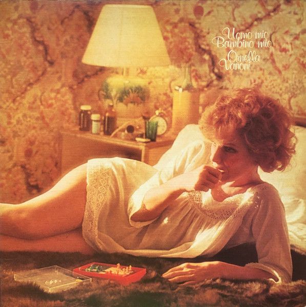 "Ci sono uomini..
Che ti dimenticano
Con la stessa facilità
Con cui dimentichi un ombrello
E ti ricordono
Solo quando piove..."

#OrnellaVanoni
Notte
#22 novembre
#VentagliDiParole