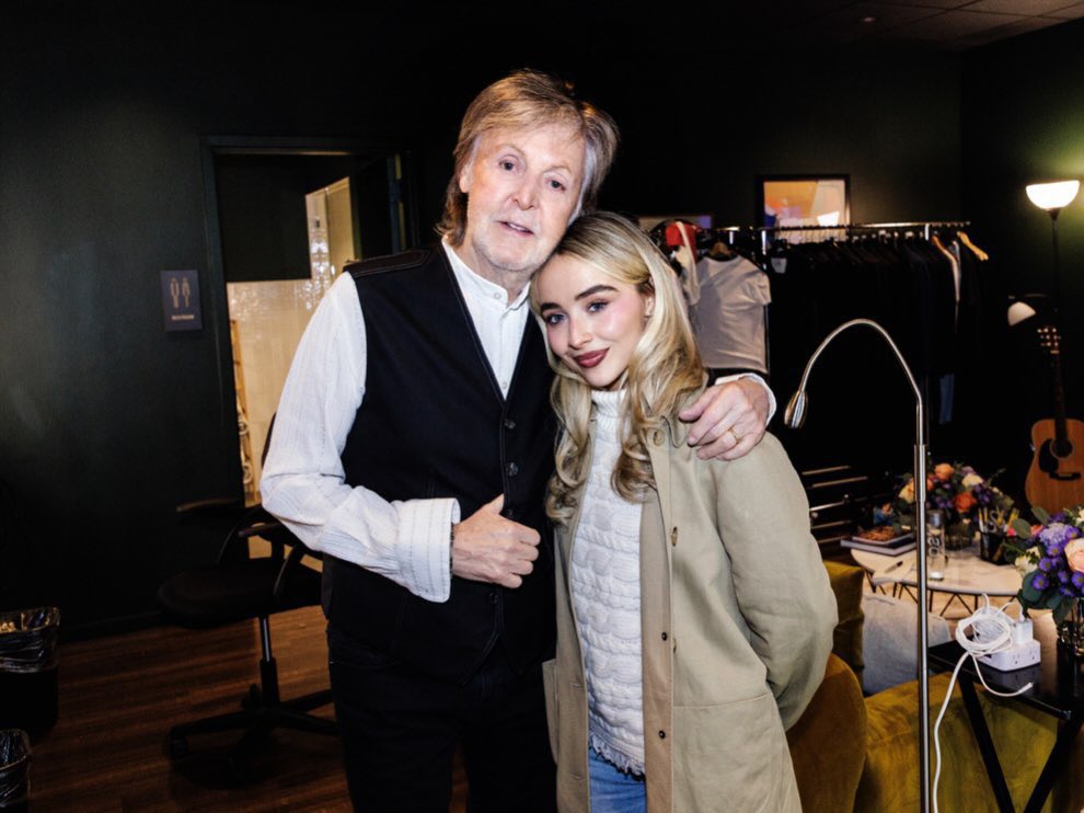 Sabrina Carpenter recently shared a new photo with Paul McCartney backstage  at his #GotBackTour show at The Pinnacle in Nashville, November 2025.  🥹🫶🏻✨ 📸: by MJ Kim