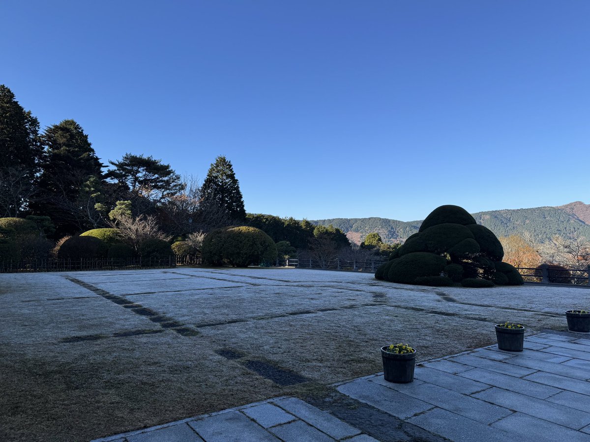 onshihakone's tweet image. 朝から霜がはっておりますが、紅葉と富士山はバッチリ綺麗に鑑賞いただけます✨
皆様のご来館お待ち申し上げております♪

#紅葉　#HAKONE