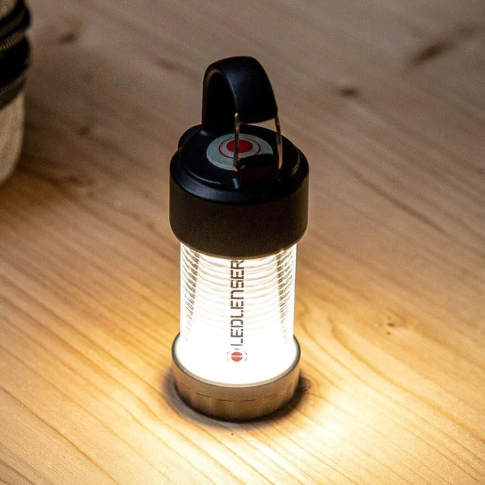 【30％off‼️】#Amazonブラックフライデー
「Ledlenser MLシリーズ」
71gの軽量設計で最大300lm。
専用充電池も単3電池も使えるハイブリッド仕様。
IP66防水で雨でも安心、赤色モードや蓄光スイッチで夜のテントでも頼れる相棒に💡

購入・詳細はこちら➡amzn.to/3IJxrXa