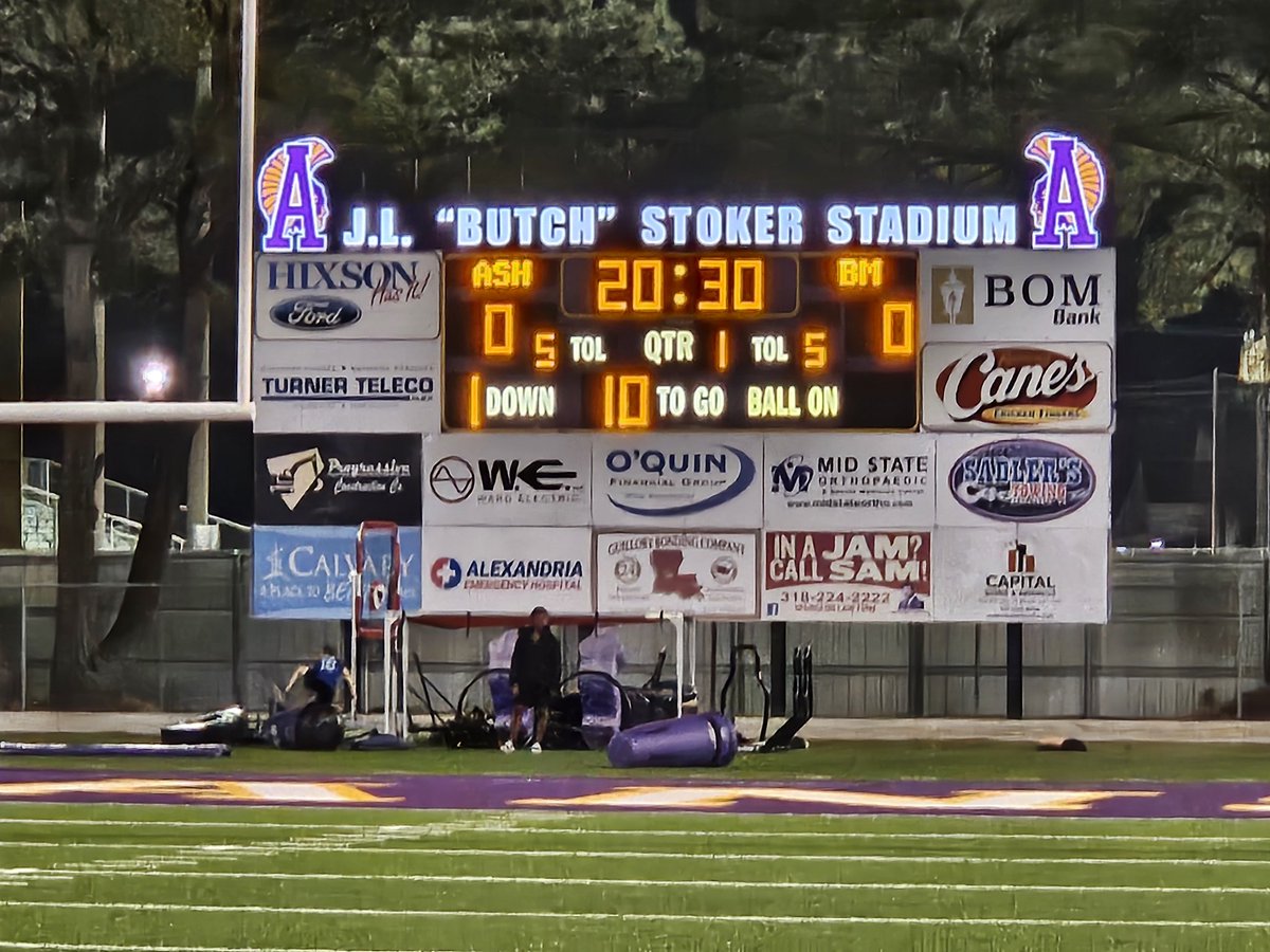 lamargafford's tweet photo. I am LIVE from The Butch for the regional round of the LHSAA football playoffs! @ash_trojanFB hosts @BrMartinFB. #cenlapreps #NOLAprep
@CenLaPrepsLLC @alexlnewell89 @ChristopherDabe @kentrahan @MeaganGTV https://t.co/VkZihg0jgl