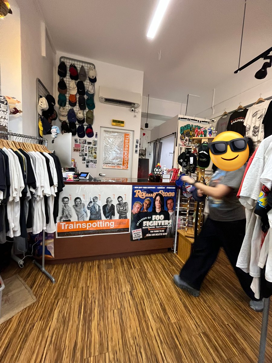 AriaNankai0812's tweet image. 小島くんの2軒目。2枚目に写ってるのは
変身フォトで一緒に出ていたお姉さん（撮影＆Xにポスト了承済み）とても可愛くて優しい人で、スマホの翻訳機能を使って色々と情報交換😆異国で現地の方とAぇǃgroupの事で盛り上がれるとは思ってなかったw
#QandAぇǃ 
#小島健
#STAKEOUT
#シンガポール