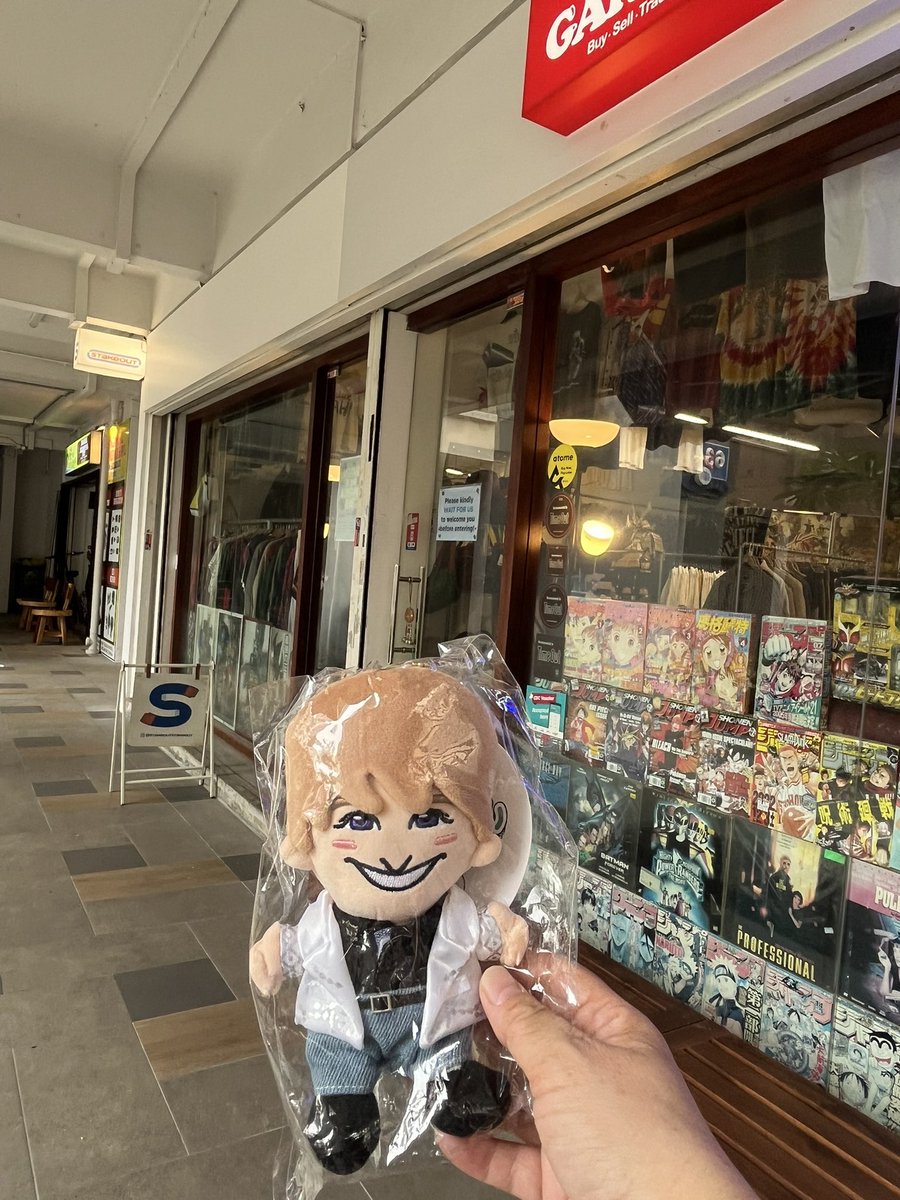 AriaNankai0812's tweet image. 小島くんの2軒目。2枚目に写ってるのは
変身フォトで一緒に出ていたお姉さん（撮影＆Xにポスト了承済み）とても可愛くて優しい人で、スマホの翻訳機能を使って色々と情報交換😆異国で現地の方とAぇǃgroupの事で盛り上がれるとは思ってなかったw
#QandAぇǃ 
#小島健
#STAKEOUT
#シンガポール