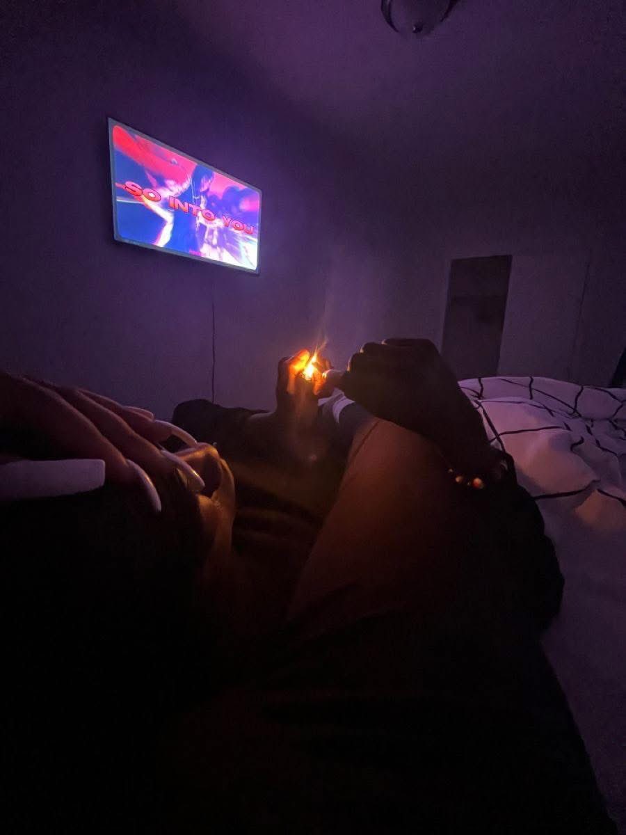 layxsnv's tweet image. skin to skin + movies &amp;amp; A blunt is top tier 😩🫶🏽